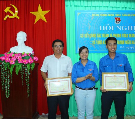 Bí thư Tỉnh Đoàn- Nguyễn Huỳnh Thu trao bằng khen UBND tỉnh cho 2 cá nhân có thành tích cao trong cuộc thi Khởi nghiệp ĐBSCL 