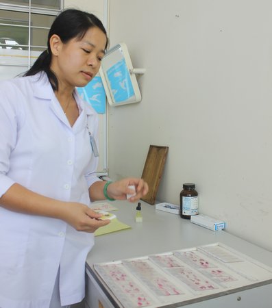 Cử nhân xét nghiệm Nguyễn Minh Châu thị phạm quá trình cho ra mẫu mô nhỏ trong quá trình nghiên cứu.