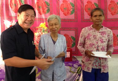 Bí thư Tỉnh ủy- Trần Văn Rón thăm, chúc tết, tặng quà cho gia đình chính sách, hộ nghèo ở ấp Phù Ly 2 (Đông Bình- TX Bình Minh)