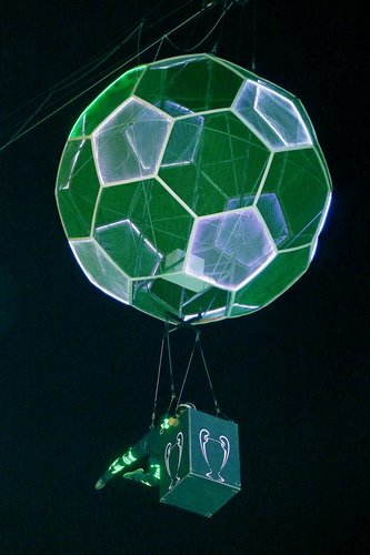 Quả cầu hình trái bóng cùng người bay mang chiếc Cúp Champions League đến sân khấu Tây Đô.