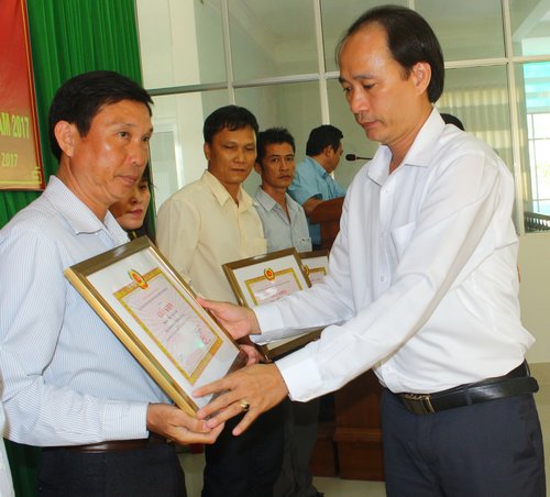 Bí thư Đảng ủy khối doanh nghiệp tỉnh- Trần Xuân Thiện trao giấy khen cho đảng viên đủ tư cách hoàn thành xuất sắc nhiệm vụ
