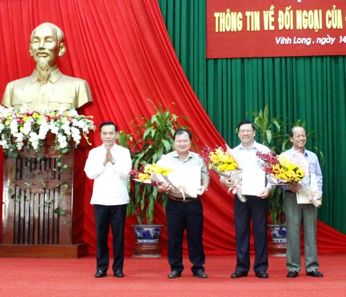 Ông Trần Đắc Lợi thay mặt Ban Đối ngoại Trung ương trao tặng kỷ niệm chương Vì sự nghiệp đối ngoại cho các đồng chí lãnh đạo tỉnh Vĩnh Long.