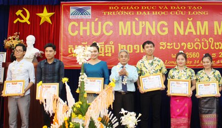 Lãnh đạo Trường ĐH Cửu Long khen thưởng sinh viên học sinh đạt thành tích cao trong học tập.