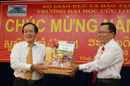 Đại diện UBND tỉnh tặng quà cho lãnh đạo trường và sinh viên nhân dịp Tết cổ truyền Bunpimay, Chol Chnam Thmay.