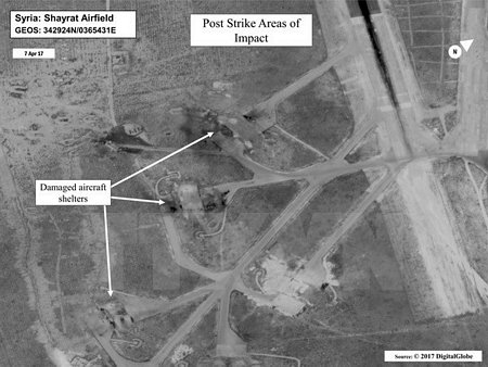 Sân bay Shayrat bị tàn phá sau vụ tấn công tên lửa hành trình Tomahawk từ các tàu khu trục của Mỹ ngày 7/4. (Nguồn: EPA/ TTXVN)