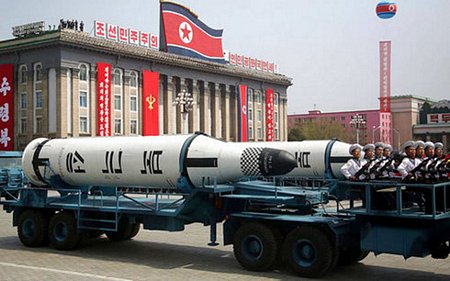 Hình ảnh được cho là tên lửa đạn đạo phóng từ tàu ngầm (SLBM) mà Triều Tiên mới ra mắt trong lễ diễu binh hôm 15/4. (Ảnh: KRT/AP).