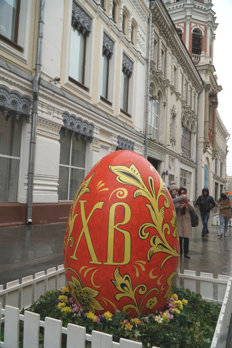 Cũng như nhiều quốc gia khác, nhất là ở châu Âu, lễ Phục sinh của Nga cũng gắn liền với những quả trứng mang lại nhiều may mắn…được tô màu, vẽ hoa rất hấp dẫn.