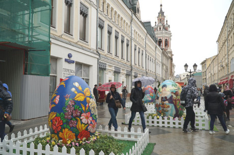 Trên nhiều tuyến phố, quảng trường, bên các khu hội chợ Phục sinh, nơi vui chơi công cộng ở thủ đô Moscow trong những ngày này có rất nhiều quả trứng khổng lồ vẽ hoa văn các loại được trưng bày…thu hút rất nhiều khách tới tham quan, chụp ảnh lưu niệm và vui chơi.