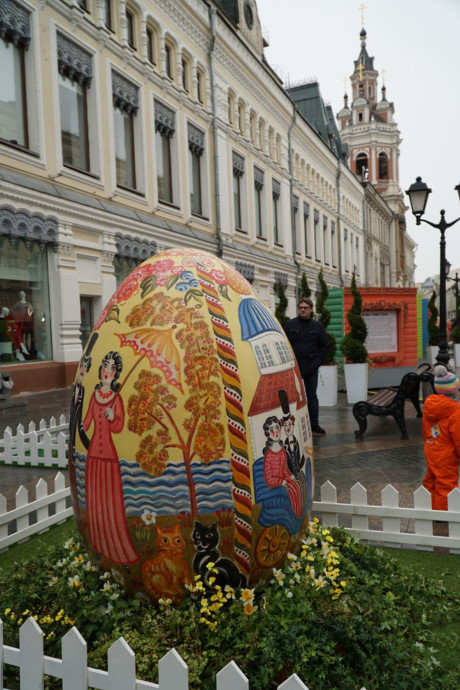 Hình ảnh đời sống nước Nga thời xưa được vẽ trên một quả trứng khổng lồ.