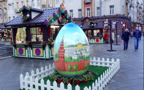 Quả trứng khổng lồ vẽ hình ảnh biểu tượng của thủ đô Moscow với Điện Kremlin trên một Quảng trường gần trung tâm Moscow.