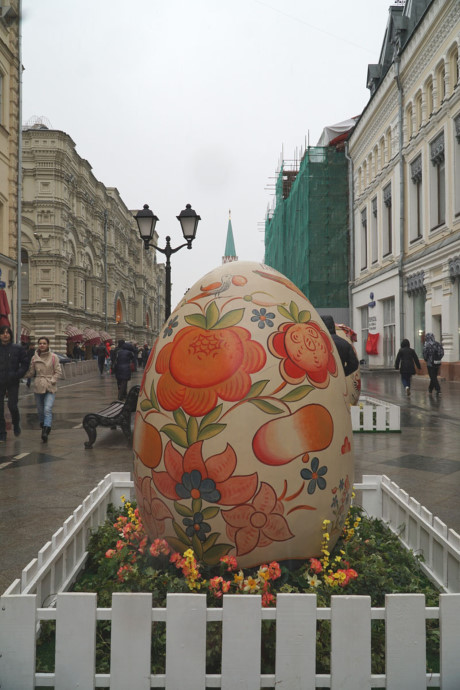Hoa văn trên một quả trứng khổng lồ trên phố đi bộ ở thủ đô Moscow.