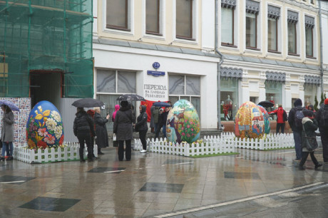 Trứng Phục sinh khổng lồ trên phố đi bộ.