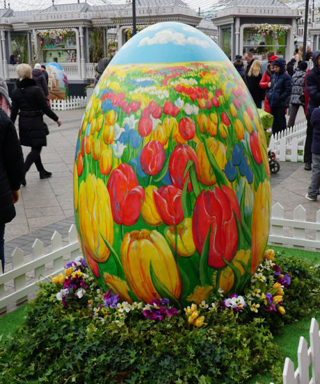 Quả trứng Phục sinh khổng lồ với hình ảnh cánh đồng hoa tuylip.