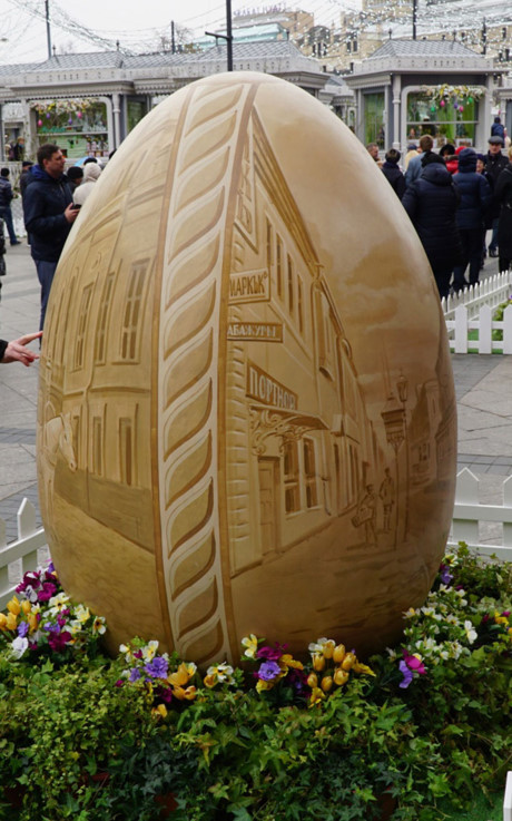 Trứng Phục sinh khổng lồ với hình ảnh đường phố Moscow thời xưa.