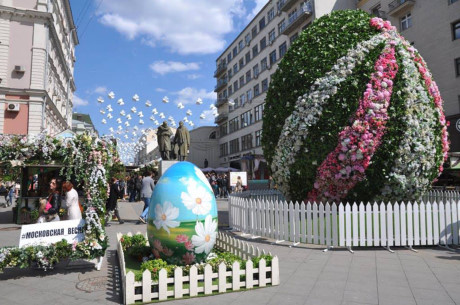 Trứng Phục sinh khổng lồ được kết bằng hoa trên một Quảng trường trung tâm.