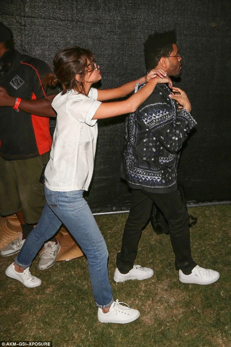 Selena Gomez và The Weeknd cùng mang giày đôi, vui vẻ xuất hiện tại sự kiện âm nhạc Coachella 2017. The Weeknd tham gia với tư cách nghệ sĩ biểu diễn còn Selena Gomez đi cổ vũ anh. Công khai hẹn hò hồi tháng 1, cặp đôi trẻ đình đám của Hollywood thường xuyên sánh bước bên nhau dù ở sự kiện hay trên đường phố.