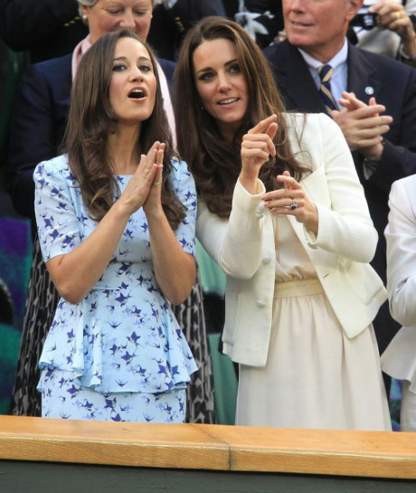 Không chỉ có gu thời trang na ná nhau mà ngay cả ngoại hình như cặp song sinh của Kate Middleton và em gái Pippa Middleton cũng khiến nhiều người thích thú. Cả hai không khác gì 