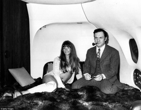 Ông chủ tạp chí Playboy, Hugh Hefner với bạn gái Barbi Benton đang thư giãn tại một khoang sang trọng trên máy bay.