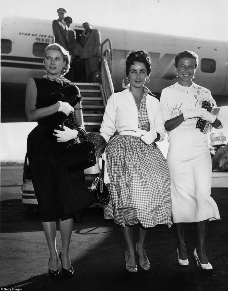 Nữ diễn viên Mỹ Liz Taylor đến sân bay quốc tế New York với các đồng nghiệp - nữ diễn viên Grace Kelly và Lorraine.