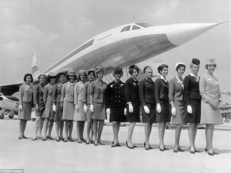 Các nữ tiếp viên đến từ nhiều hãng hàng không tham dự khóa học phục vụ hành khách trên tàu Concorde. Họ đang đứng trước một mô hình máy bay.