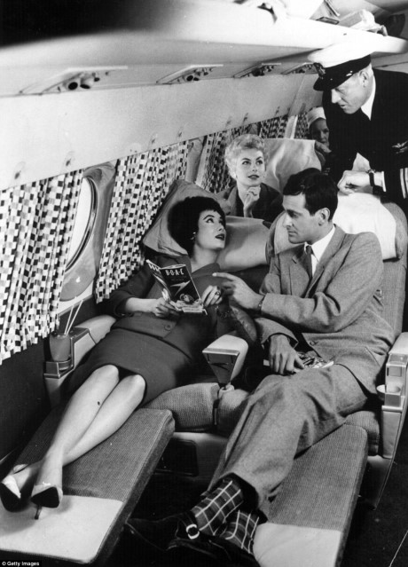 Hành khách thư giãn trên ghế sofa trong một chuyến bay năm 1958.