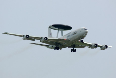 “Radar bay” E-3 Sentry có chiều dài: 46,61m; chiều cao: 12,73m; sải cánh: 44,42m.