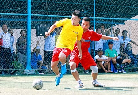 Thành Luân (8, Vĩnh Long- áo vàng) trong trận chung kết, giành chiến thắng 4-1 trước Bến Lức.
