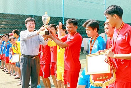 Ông Phạm Văn Lộc- Giám đốc Chi nhánh Vietinbank Vĩnh Long- Trưởng Ban tổ chức hội thao trao cúp vô địch cho đội bóng đá Vĩnh Long.