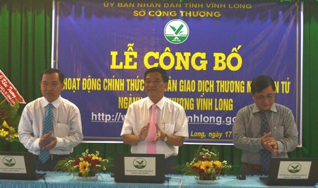 Ông Trần Hoàng Tựu- Tỉnh ủy viên- Phó Chủ tịch UBND tỉnh (đứng giữa) bấm nút công bố hoạt động sàn giao dịch.