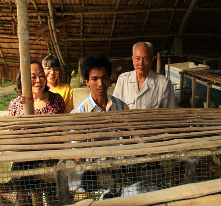 “Trang trại“ chăn nuôi thỏ của anh Bùi Văn Minh(xã Bình Phước- Mang Thít).