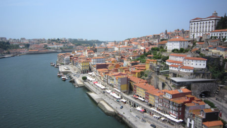 Porto, Bồ Đào Nha: Các phòng trọ ở Porto đều có giá dưới 20 USD/đêm. Tại đây bạn có thể ghé thăm nhà thờ Porto hay thưởng thức một chút rượu vang nổi tiếng với giá 3 USD.