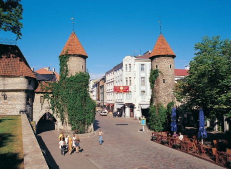 Tallinn, Estonia: Tallinn có thể cung cấp cho bạn mọi thứ với mức giá thấp hơn nhiều so với ở Tây Âu, chỉ từ 7-14 USD. Đặc biệt bạn có thể ngắm nhìn toàn cảnh vẻ đẹp của thành phố từ đồi Toompea hoàn toàn miễn phí.