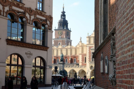 Krakow, Ba Lan: Krakow có chi phí sinh hoạt thấp hơn ở Tây Âu, cũng giống như Prague, Krakow được liệt kê là một trong những điểm đến tốt nhất với chi phí thấp nhất ở châu Âu vào năm 2017.