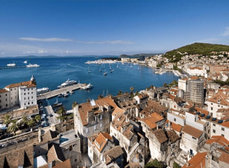 Split, Croatia: Nơi đây nổi tiếng với đường bờ biển đẹp và những bãi biển trải dài. Một căn phòng với tầm nhìn ra biển cho hai người với chi phí không quá 30 USD mỗi ngày.
