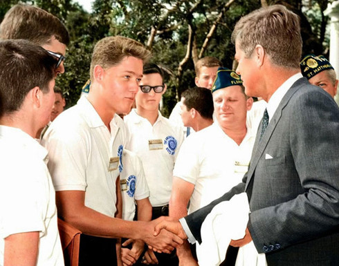 Thanh niên Bill Clinton bắt tay Tổng thống Mỹ John F. Kennedy tại Vườn Hồng, Nhà Trắng, năm 1963.