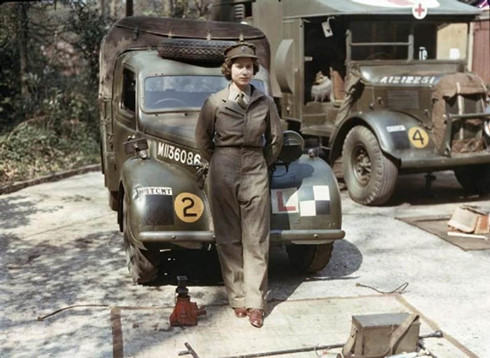 Công chúa Anh Elizabeth năm 18 tuổi trong thời gian bà tham gia Đội quân Lãnh thổ Bổ trợ, bà đã học sửa chữa cơ khí và lái xe vận tải quân sự hạng nặng. Bà đã trở thành Nữ hoàng Anh năm 1952, khi thân phụ bà qua đời.