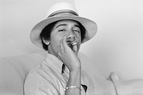 Barack Obama hút thuốc thời niên thiếu.