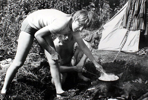 Angela Merkel 19 tuổi, đi cắm trại với bạn bè ở Himmelpfort năm 1973.