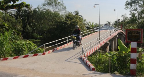 Từ năm 1992 đến nay, mạng lưới giao thông đường bộ ở tỉnh đã được đầu tư xây dựng phát triển đồng bộ ở tất cả các hệ thống đường; hoàn thành chương trình xóa cầu khỉ ở nông thôn. Ảnh: Cầu Hòa Thuận- xã Phú Thịnh là một trong hàng trăm chiếc cầu nông thôn Nhà nước và nhân dân cùng làm.