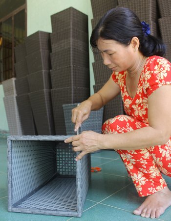 Bà Lâm Thị Chinh coi kỹ lại mối nối để sản phẩm đan hoàn thiện nhất có thể.