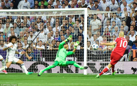 Bayern là đội kiểm soát bóng vượt trội và dồn ép Real. Đội khách nhiều lần thử tài Navas, nhưng Robben hay Thiago đều bỏ lỡ những cơ hội ghi bàn ngon ăn. 