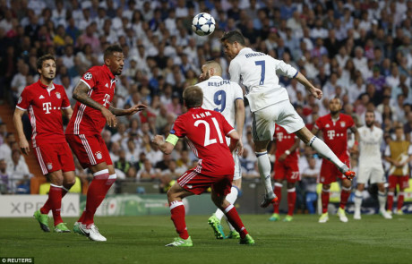 Ở chiều ngược lại dù chơi phòng ngự phản công, nhưng Real cũng gây rất nhiều khó khăn cho Neuer (Ảnh: Reuters).