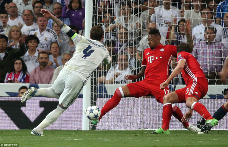 Ramos đánh bại Neuer, nhưng Boateng đã cứu thua trên vạch vôi (Ảnh: Reuters).