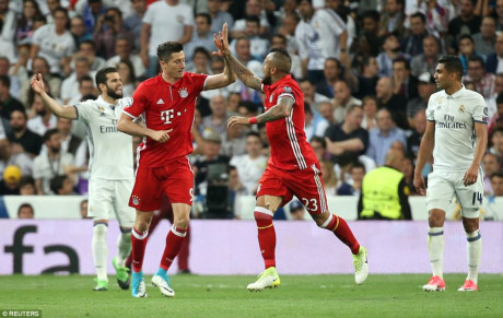Lewandowski sút thành công phạt đền mở tỉ số trận đấu, Các cầu thủ Bayern ăn mừng bàn mở tỉ số (Ảnh: Reuters).