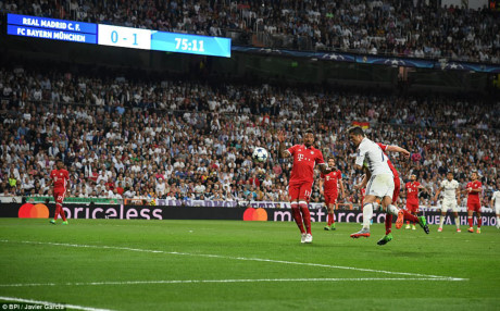 Phút 76, Casemiro tạt bóng như đặt tạo điều kiện cho Ronaldo đánh đầu san bằng tỉ số (Ảnh: BPI).