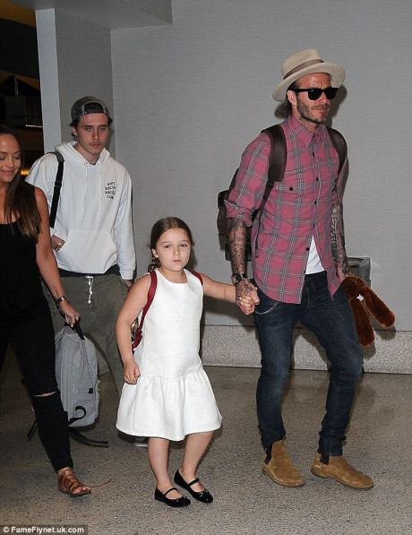 Ngày 17/4, bé Harper (5 tuổi) - con gái út của David Beckham đã cùng bố mẹ và các anh gồm Brooklyn (18 tuổi), Romeo (14 tuổi), Cruz (12 tuổi) xuất hiện tại sân bay quốc tế Los Angeles, chuẩn bị cho chuyến đi nghỉ dưỡng của cả gia đình nhân dịp sinh nhật lần thứ 43 của Victoria Beckham.