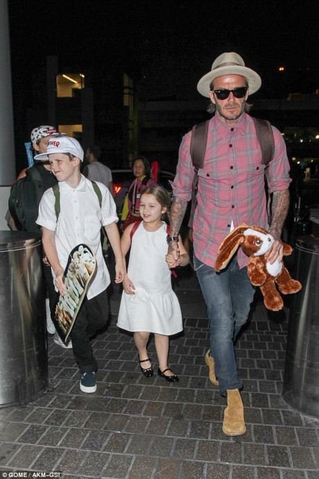 Harper trông thật đáng yêu khi diện chiếc đầm trắng và mái tóc được tết hai bên gọn gàng. Dù chỉ mới 5 tuổi nhưng bé Harper Beckham luôn thích tự tay lựa chọn trang phục cho mình. Cô bé luôn tỏ ra khá chuyên nghiệp trong việc phối đồ trong mỗi lần đi du lịch cùng gia đình.