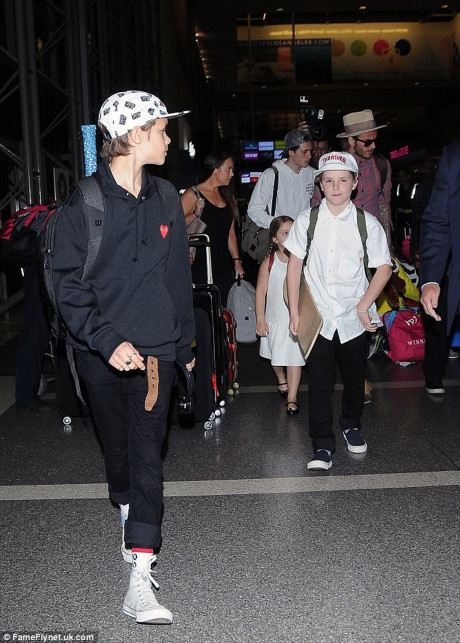 Gia đình nhà David Beckham - Victoria xuất hiện tại sân bay quốc tế Los Angeles.