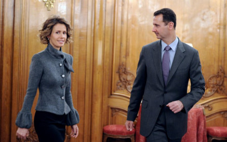 Theo tờ Mirror của Anh, bà Asma quen biết ông Assad khi còn là sinh viên, trong một kì nghỉ của gia đình tới Syria. Năm 1994, khi ông Assad đến London để học về y khoa, hai người chính thức hẹn hò.