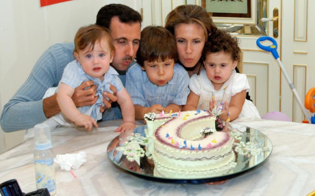 Sau 17 năm thành vợ thành chồng, Asma và Assad có với nhau 3 người con, gồm: Con trai đầu lòng Hafez, theo tên ông nội, sinh năm 2001; con gái Zein sinh năm 2003 và con trai út Karim sinh năm 2004.